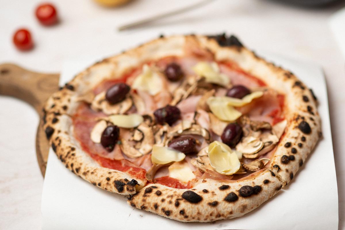 Pizza Capriciosa na drewnianej łopacie — piec Viva La Pizza
